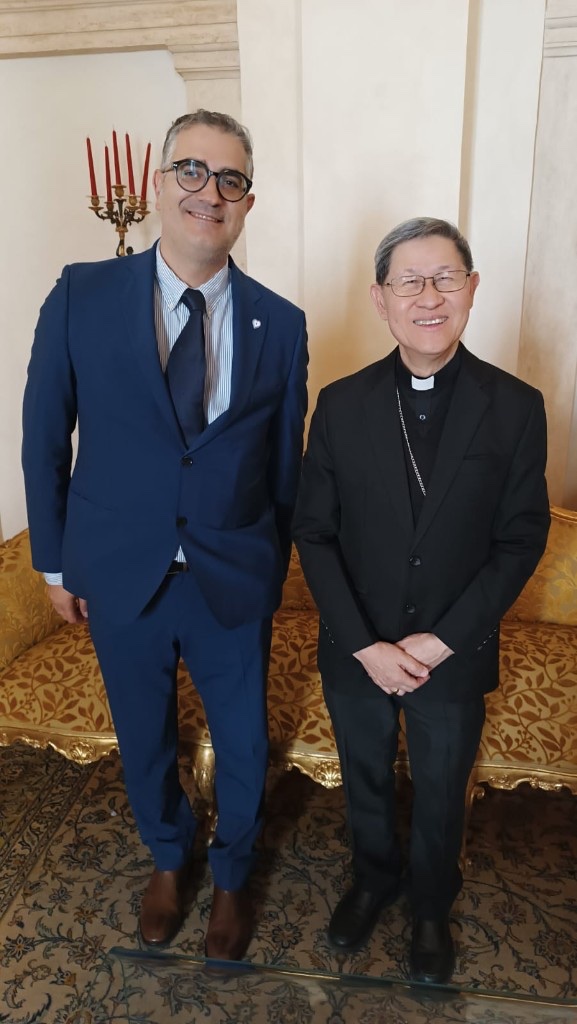 Il Dr. Fabio Costantino con S.E. Cardinale Antonio Tagle